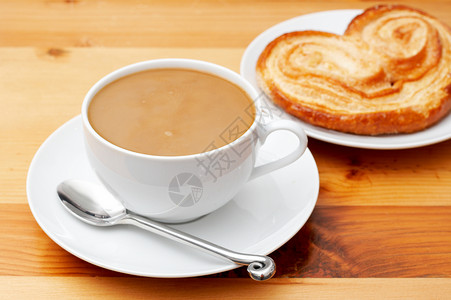 咖啡加牛奶补杯饮料飞碟午餐咖啡馆餐厅餐饮杯子拿铁小吃糕点背景图片