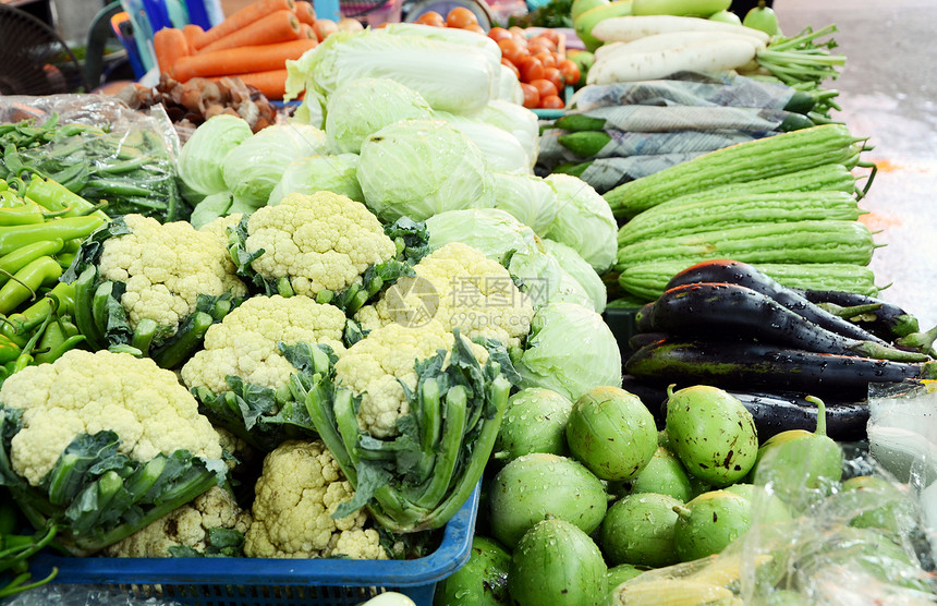 市场上各种水果和蔬菜盘子在市场上图片