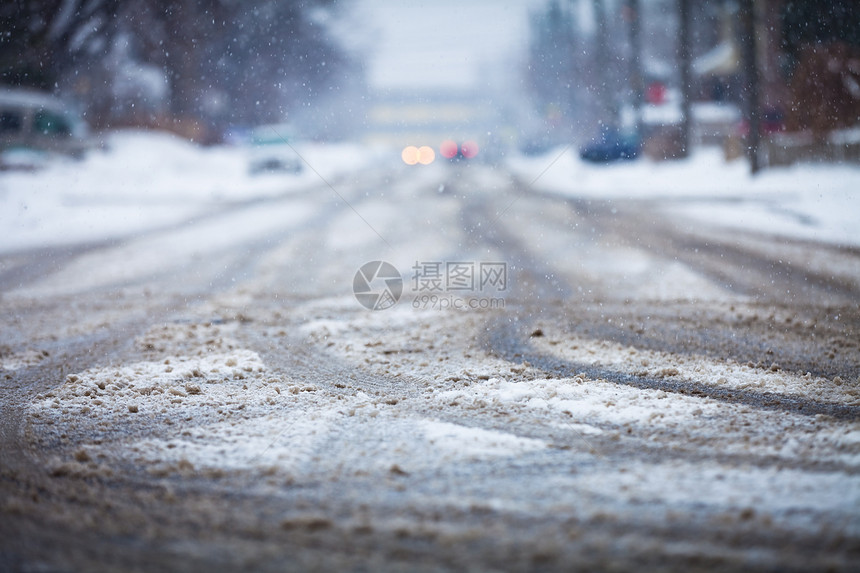 被雪覆盖的道路 车轮的印记温度正方形天气季节状况泥路旅行场景胎迹照片图片