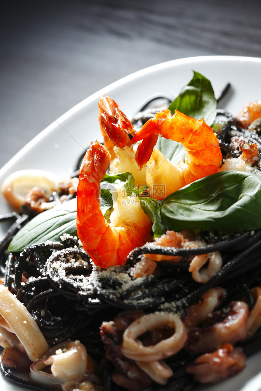 黑意面加海鲜美食餐厅午餐香料胡椒食物桌子面条叶子蔬菜图片