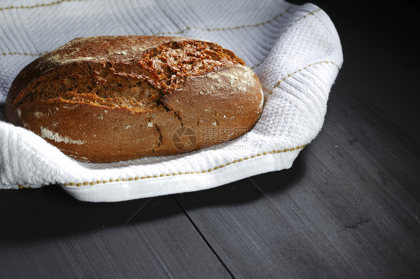 黑桌上的面包和布料小麦食物耳朵织物脆皮艺术谷物金子生活糕点图片