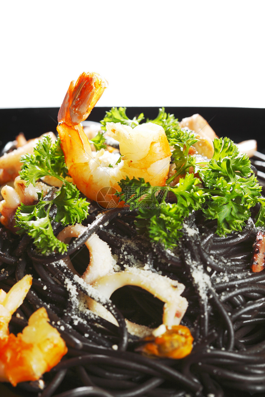黑意面加海鲜香料宏观大虾墨水面条香菜食物贝类盘子沙拉图片