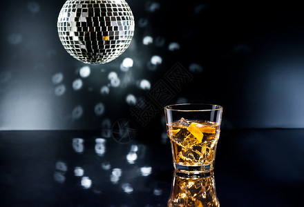 威士忌酸酸酸橙子酒吧琥珀色夜生活饮料热带派对糖浆玻璃背景图片