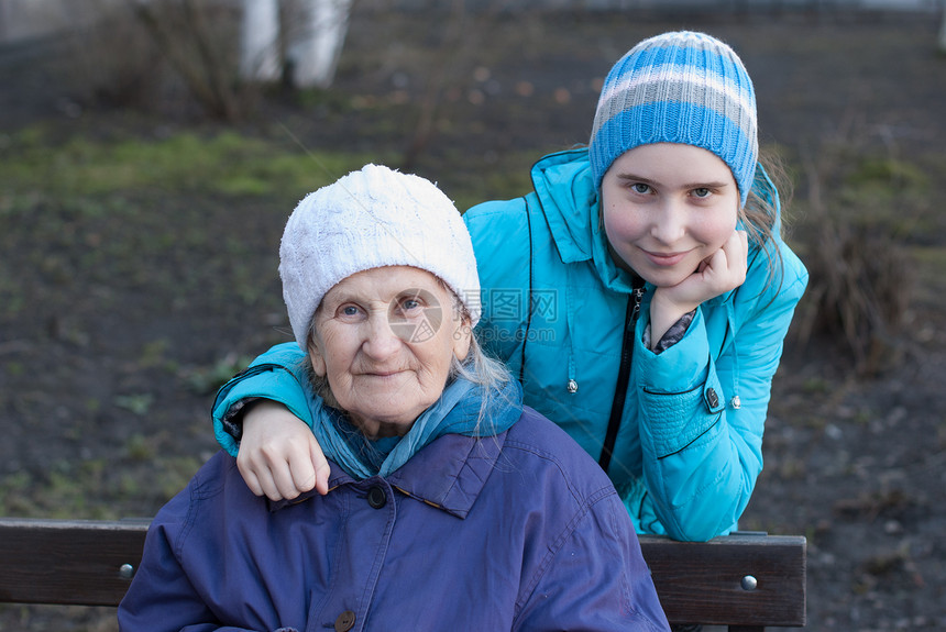 外祖母和孙孙女友谊老人快乐祖母温暖蓝色肩膀亲热拥抱孙女图片