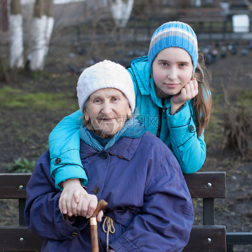 外祖母和孙孙女肩膀家庭女性温暖祖母友谊拥抱蓝色孙女灰色图片