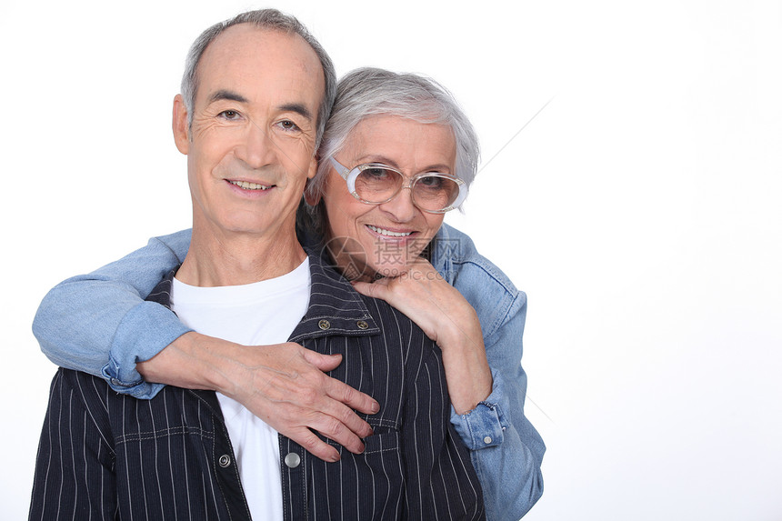 年老夫妇抱抱男人女士祖母绿色妻子退休祖父母老年头发先生图片