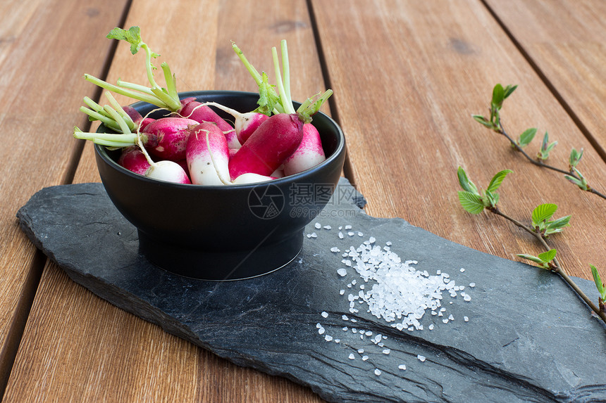 鱼碗中半咸木头饮食石板桌子水平黑色石头厨房食物蔬菜图片