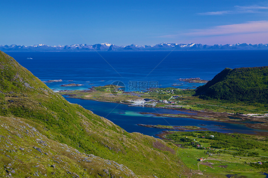 挪威海岸海洋山峰海岸线牧场风景全景晴天岛屿蓝色草地图片