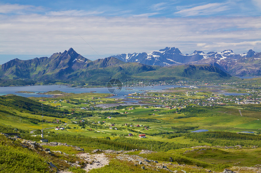 挪威夏季夏天草原海岸线村庄海岸乡村蓝色牧场晴天全景山脉图片