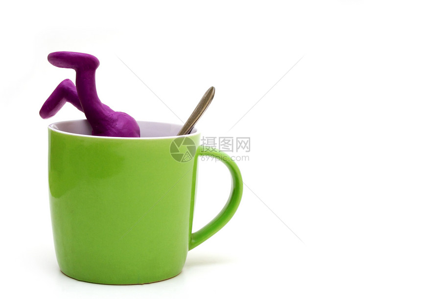 杯中下沉的塑胶紫色木偶图片