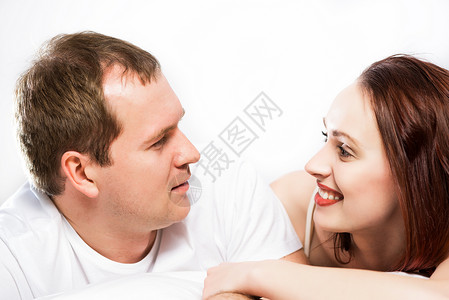 男女青年在床上躺在一起丈夫休息女朋友乐趣盖子女孩男人男性女性公寓背景图片