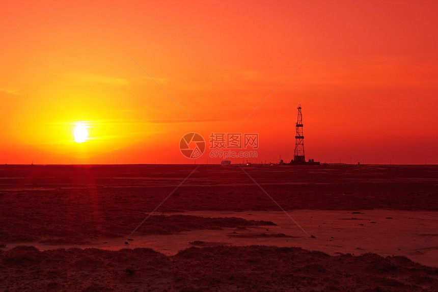 太阳下山乐器力量钻机工具草原天空橙子场地活力地平线图片