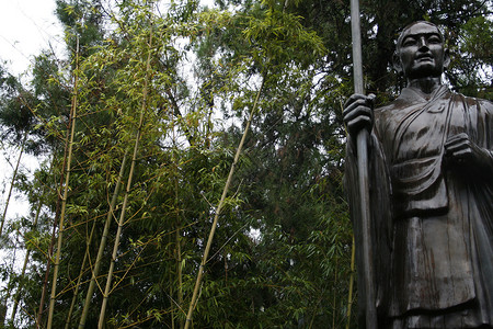 在竹林中的雕像 在寺庙的竹林中高清图片