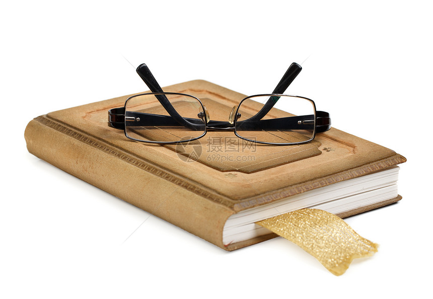 白纸上孤立的书上的眼镜图片