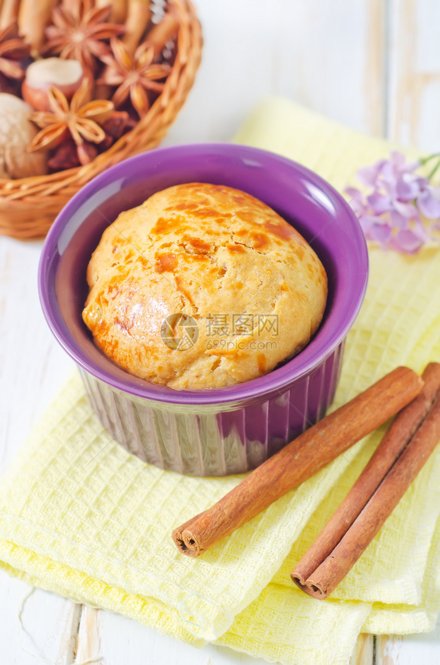 蛋糕桌子面粉午餐面团雏菊食物传统蛋糕片面包木板图片