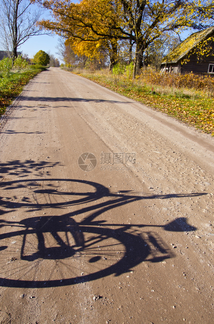 带有自行车影子的农村公路图片