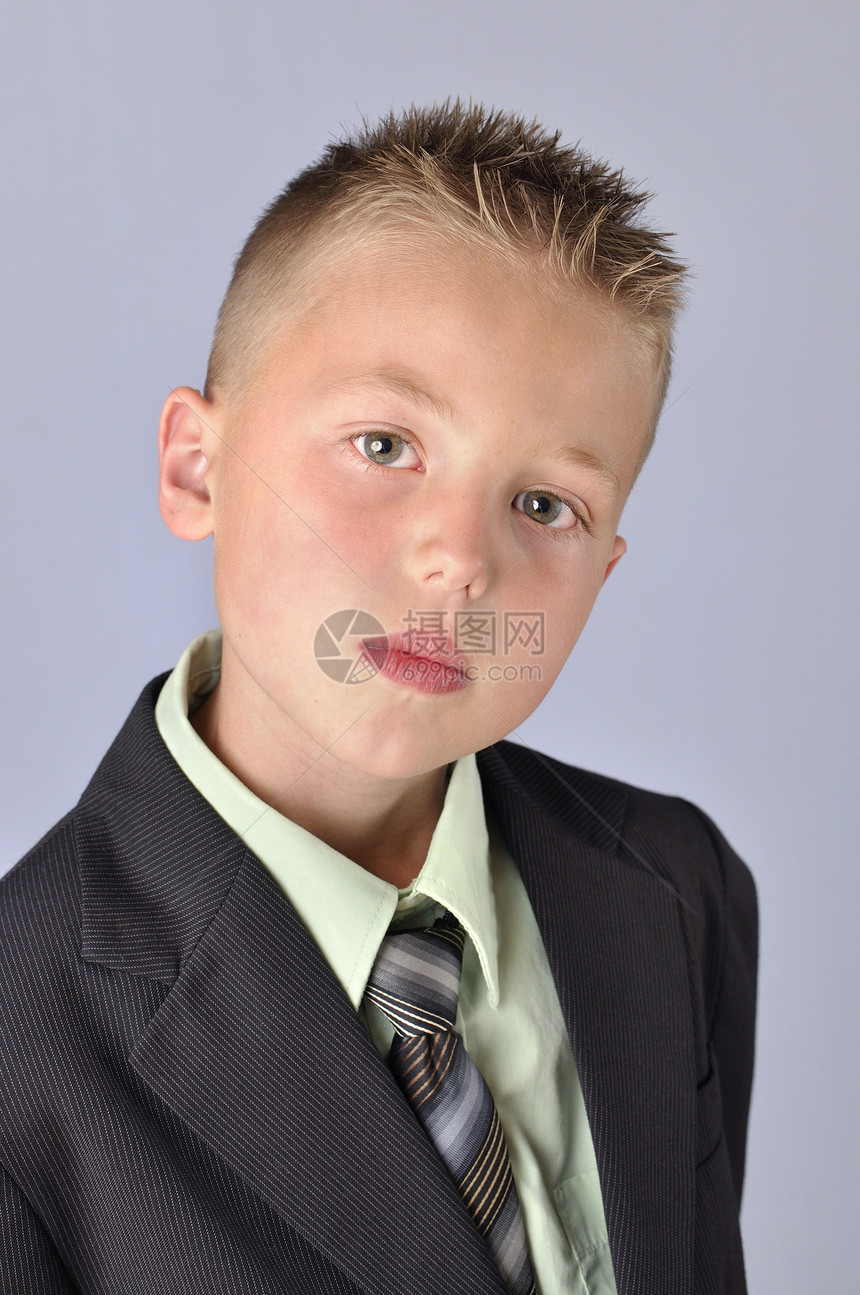 青年商务人士歪头白色领带小学人士套装灰色爆头短发孩子图片