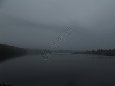 黄昏时的湖边背景图片