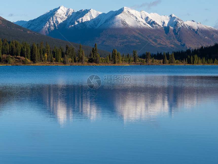 育空湖莱皮湖上的雪地山的反射图片