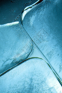 金属背景上的冰立方体背景图片