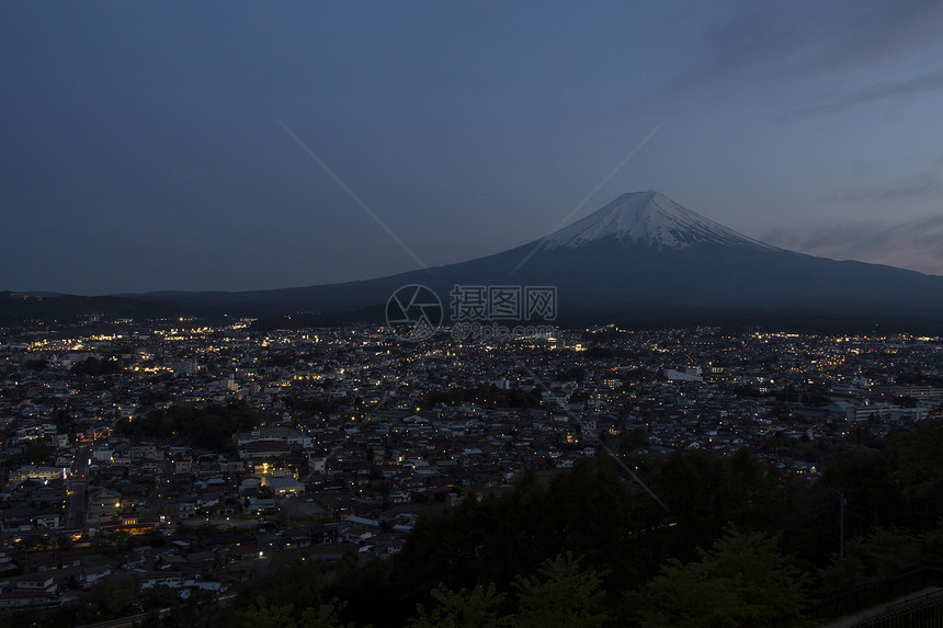 黄昏的藤藤美景旅行树木日落风景城市景观历史性天空火山场景图片