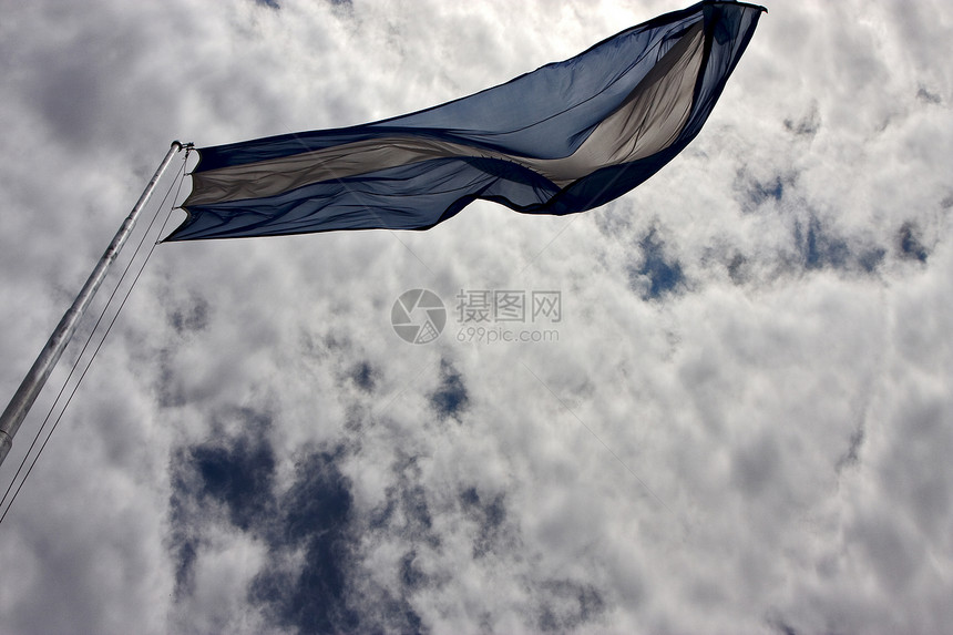 挥动的旗帜浅蓝色白色黄色天线太阳蓝色绳索海浪棕色黑色图片