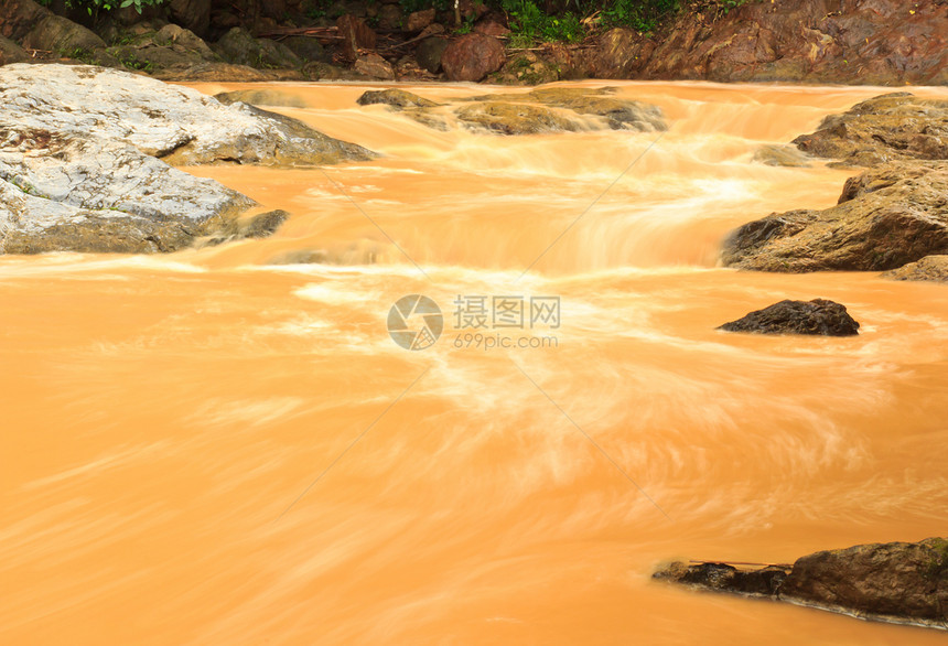 林中美丽的瀑布绿色旅行热带溪流石头叶子公园森林风景岩石图片