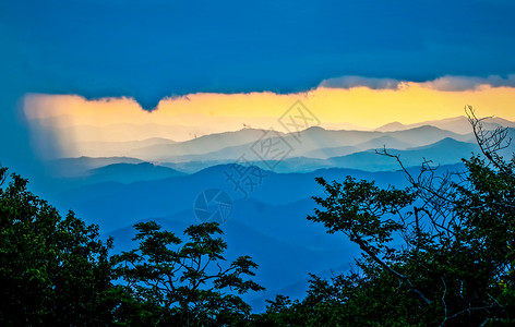 暴风雨天在蓝脊山上日出丘陵树木风景山峰山脉山谷戏剧性薄雾背景图片