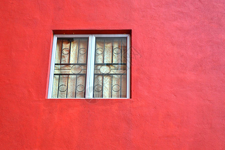 旧红墙上的窗口背景图片