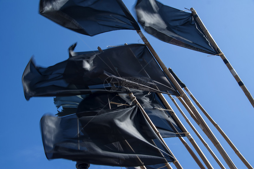 渔民旗黑旗标志木棒天气天空旗帜阳光钓鱼日落图片