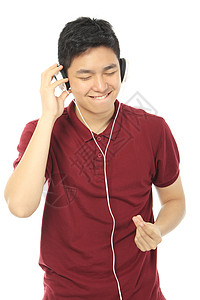 享受音乐乐趣年轻人眼睛青少年生活方式男生青年响指男性耳机背景图片