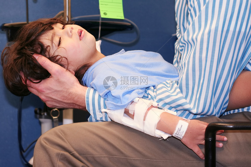 急诊室的小男孩医院男生情况健康孩子手臂伤害儿科疼痛绷带图片