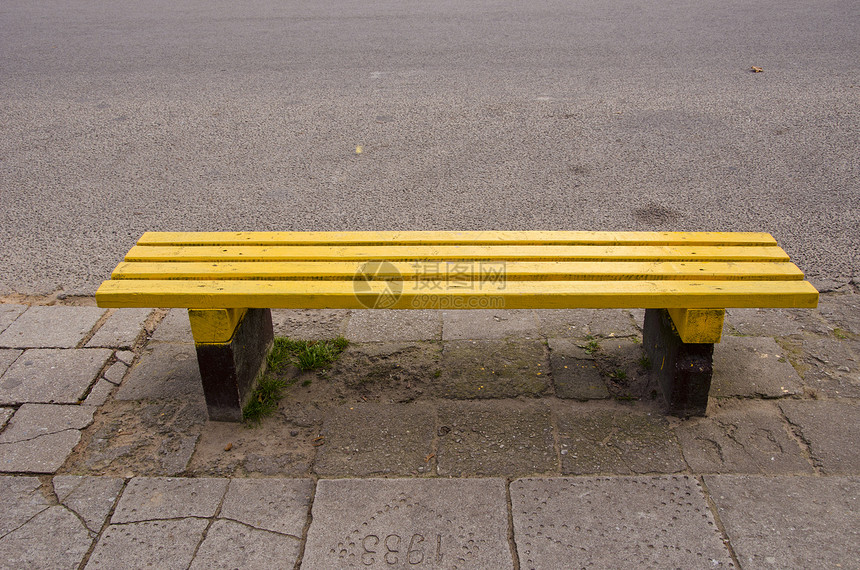 街道上的空黄色长椅图片