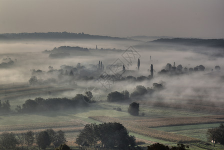 山谷中的清晨雾     沉睡的空洞高清图片