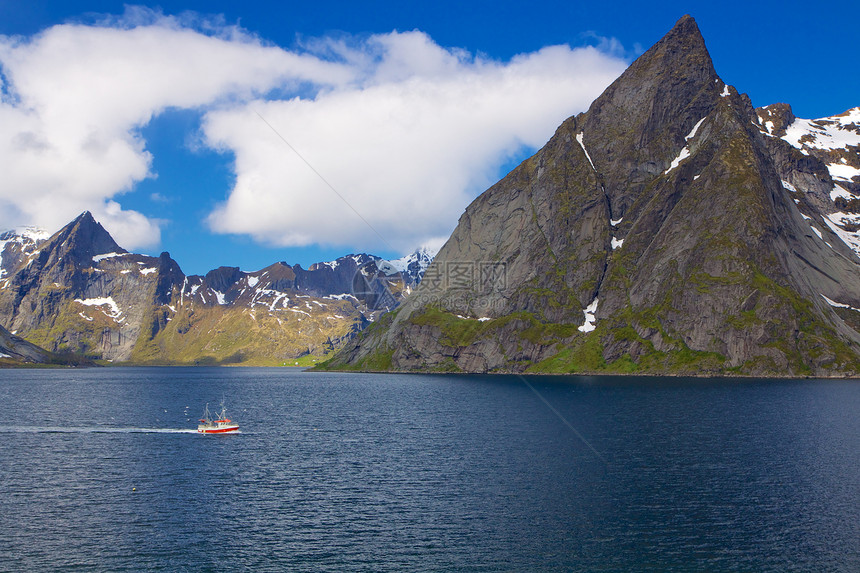 挪威湾渔船钓鱼海岸线海岸晴天山脉全景蓝色峡湾风景图片