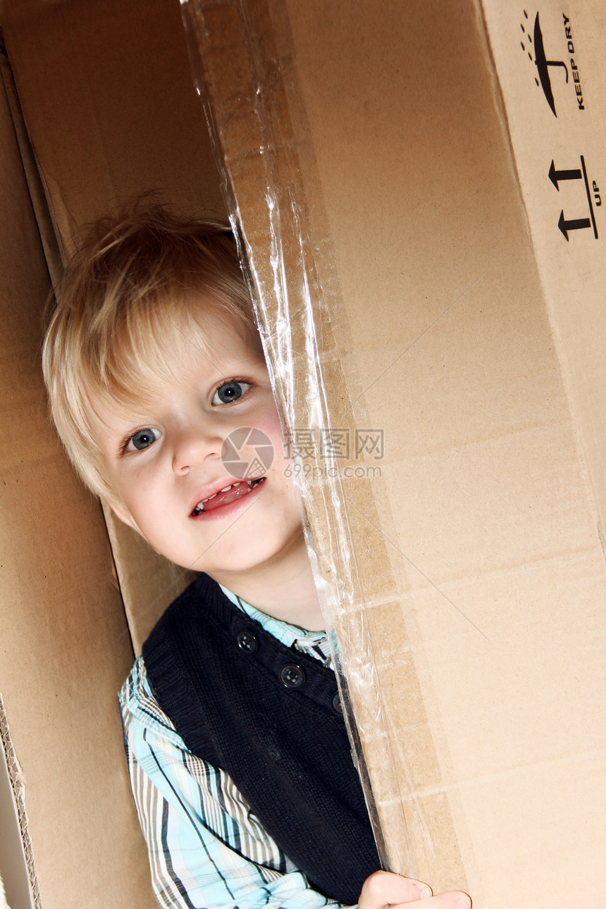 儿童在盒子中送货寂寞缓存出口男生童年孤独纸板孩子政策图片