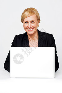 孤立的 微笑着笑容的公司妇女从事笔记本电脑工作雇主高清图片素材