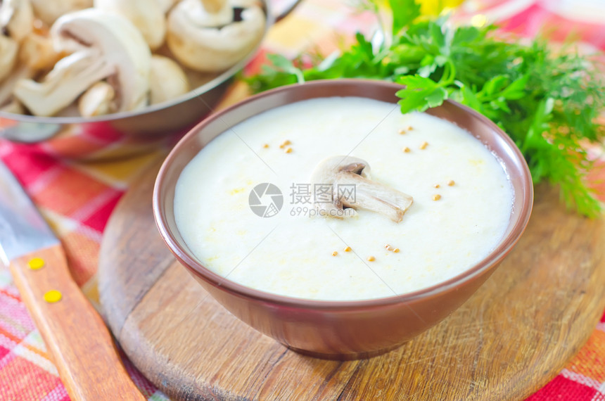 豆汤午餐美食饮食奶油液体勺子桌布餐巾检查白浪图片