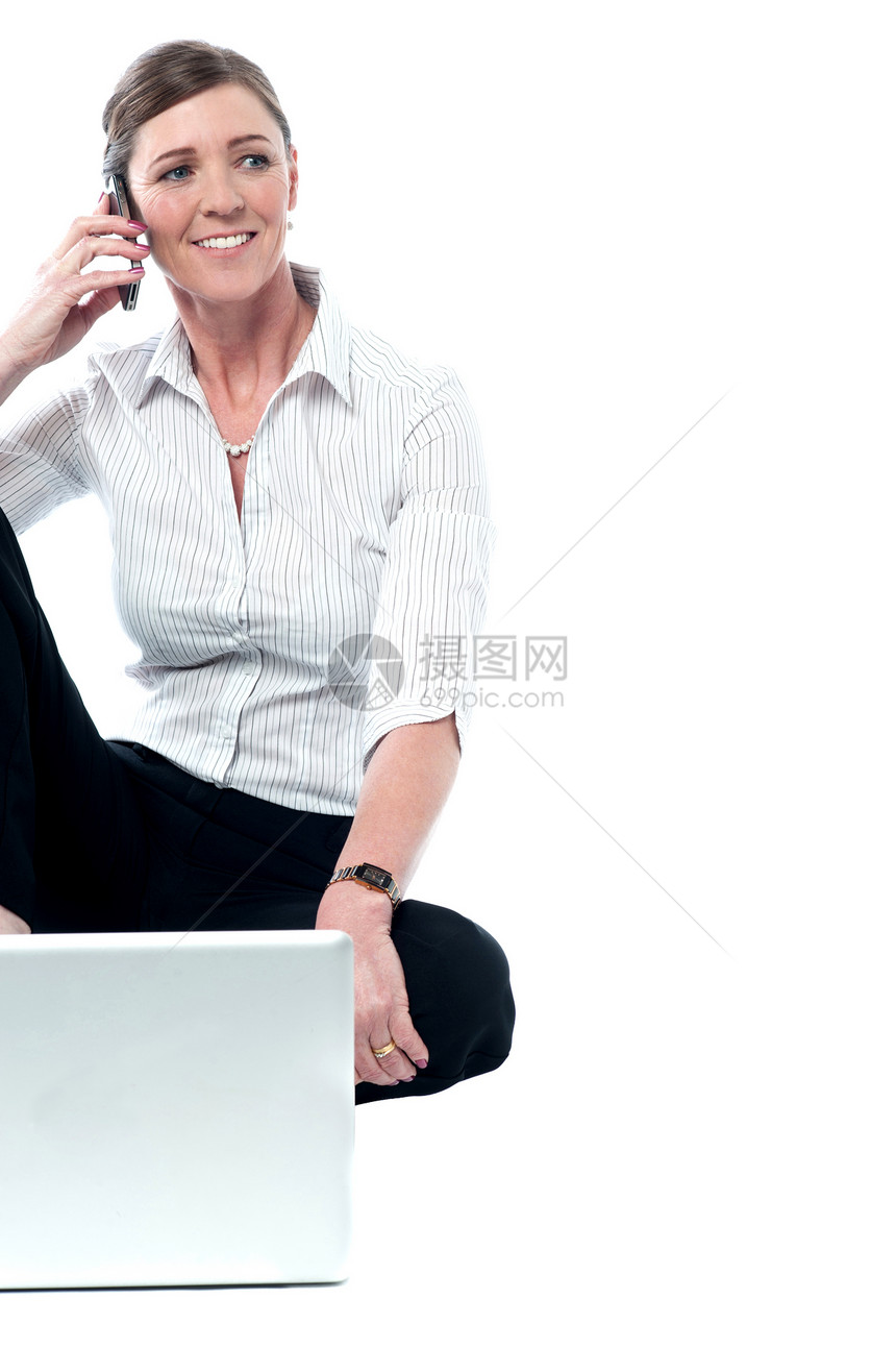 放松的女性经理人沟通能力图片
