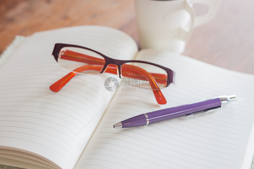 笔纸和笔记本上的眼镜软垫杯子记事本办公室饮料咖啡桌子笔记空白教育图片