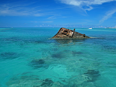 低绿松石三角热带海中的沉船海洋海岸蓝色旅行珊瑚海浪海景海岸线天堂支撑背景