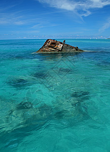 低绿松石三角热带海中的沉船破坏旅行危险天空血管海浪地平线支撑凹陷海景背景