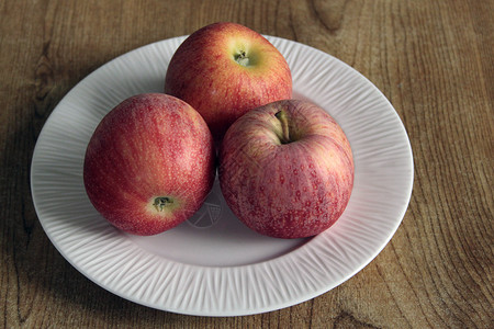苹果板红色营养维生素享受水果小吃背景图片
