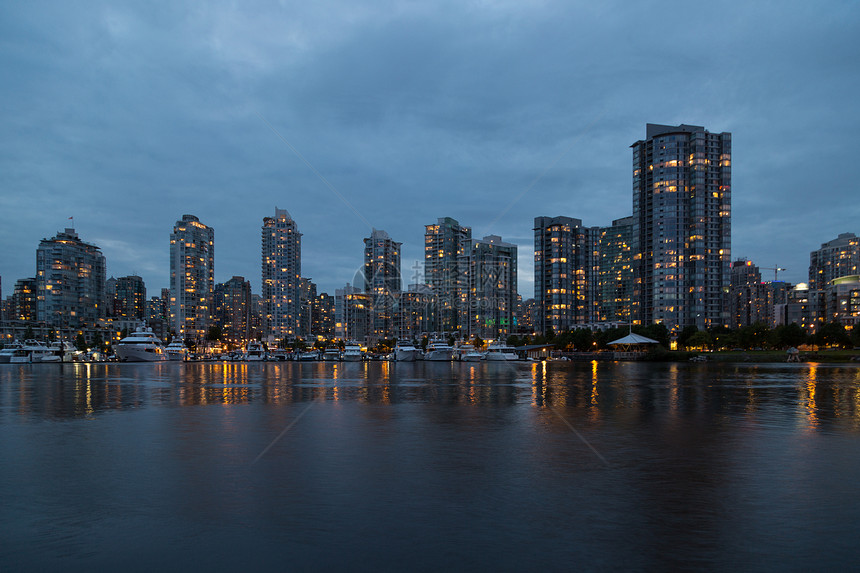 下市温哥华水域家园反射建筑物运输城市天空天际市中心高层建筑图片