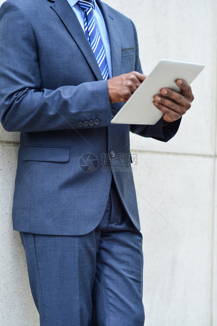 商务人士使用平板电脑的手图片