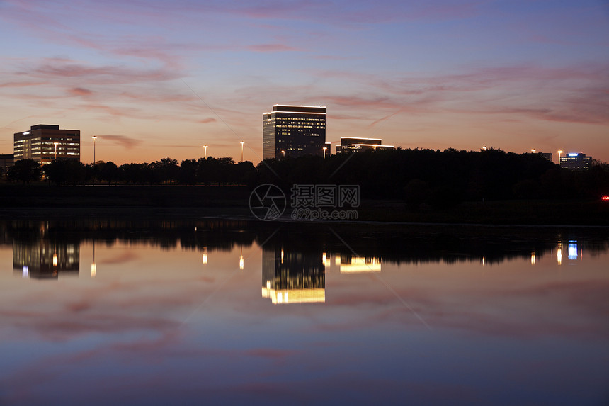 伊利诺斯州朔姆堡日落市中心建筑天际办公楼天空旅行池塘图片