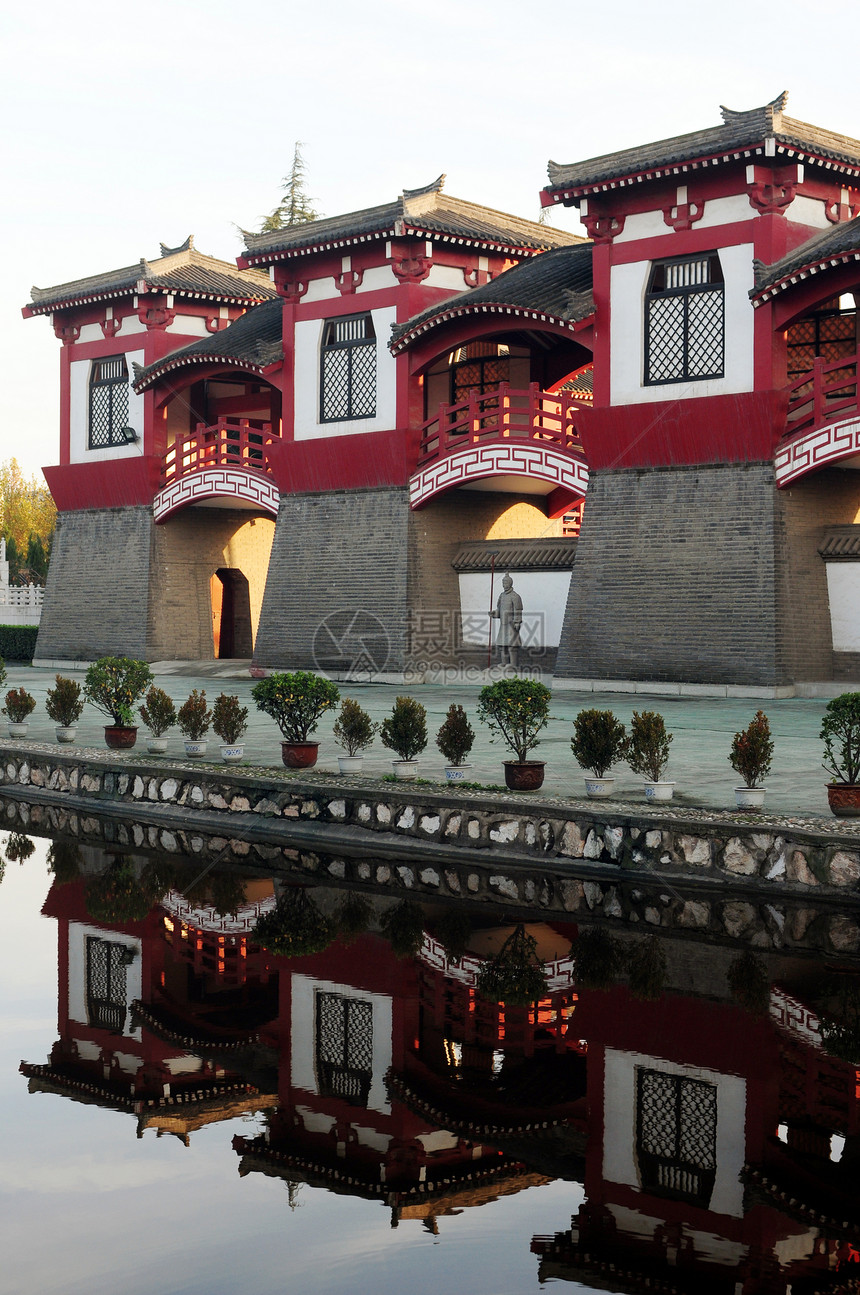 中国古华古建筑寺庙天空历史性地标宗教蓝色历史中心池塘吸引力图片
