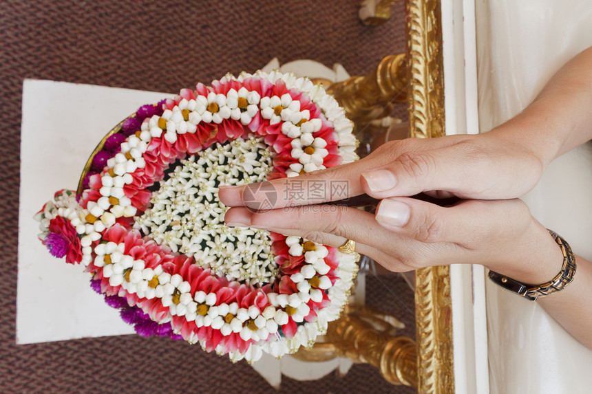 新娘的手等待祝福的水金子皇冠茉莉花插花玫瑰婚礼花环文化花圈仪式图片
