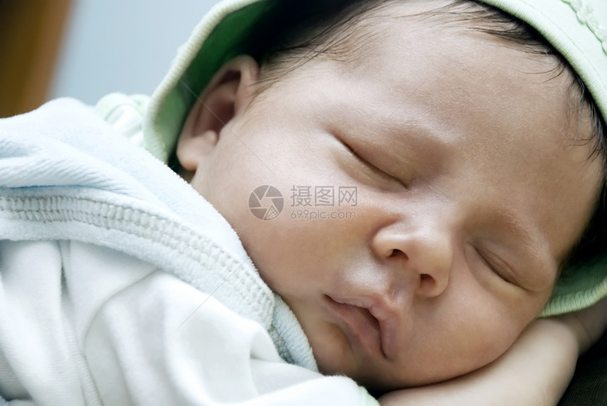 新生儿睡觉婴儿柔软度毯子家庭睡眠幸福生活孩子场景蓝色童年图片