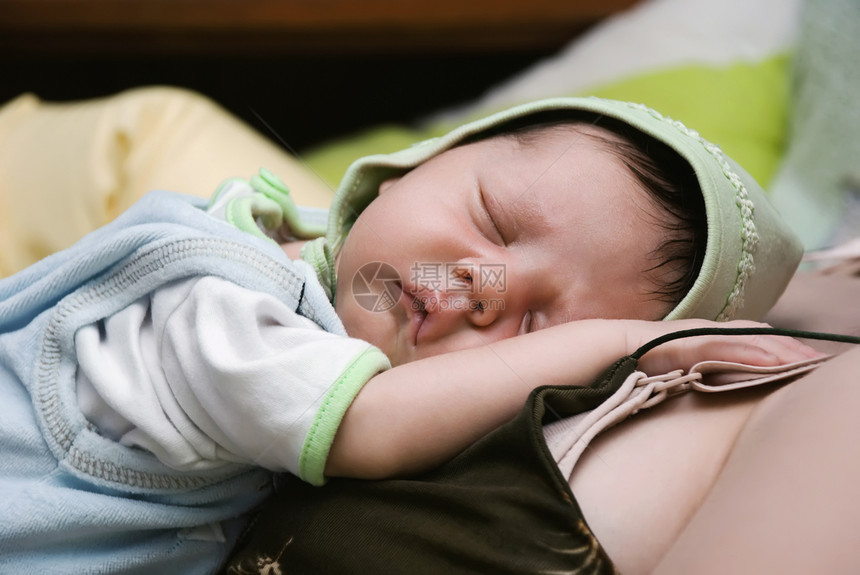 新生儿睡觉婴儿男生场景生活蓝色毯子后代家庭柔软度说谎睡眠图片
